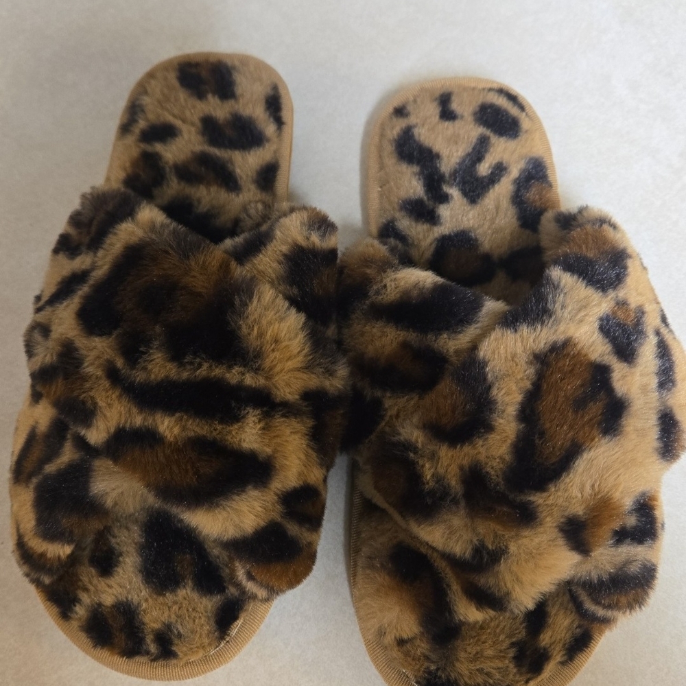 ✨️ NWOT Leopard Print Faux Fur Slippers